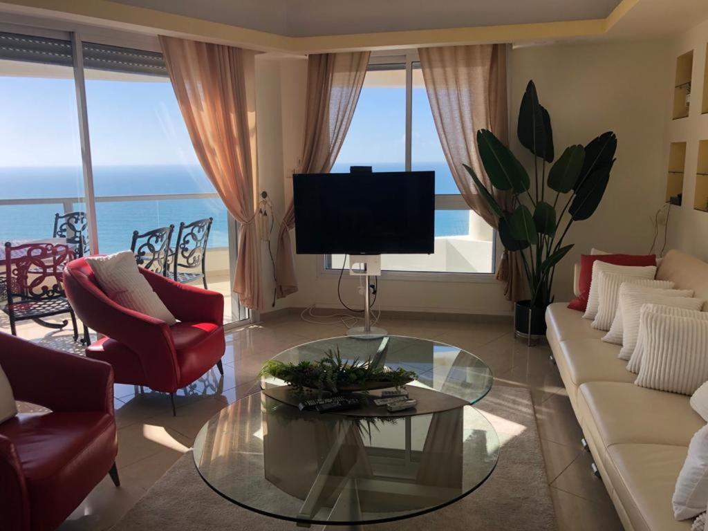 Sky Home Luxury Apartment With Sea View Bat Yam Exterior photo