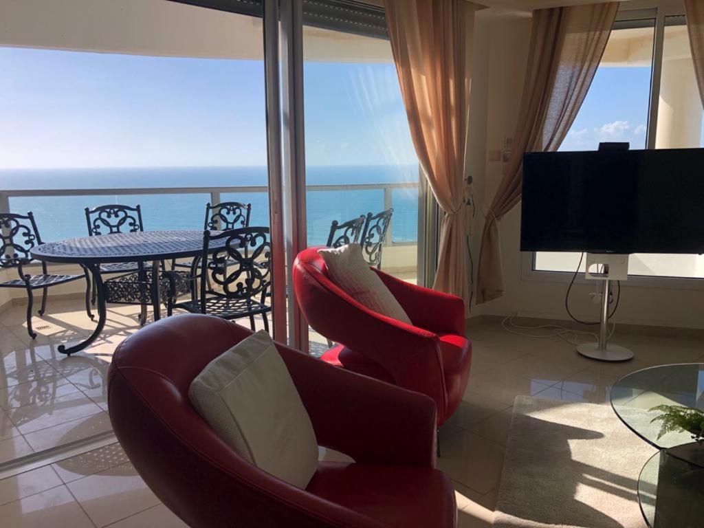 Sky Home Luxury Apartment With Sea View Bat Yam Exterior photo