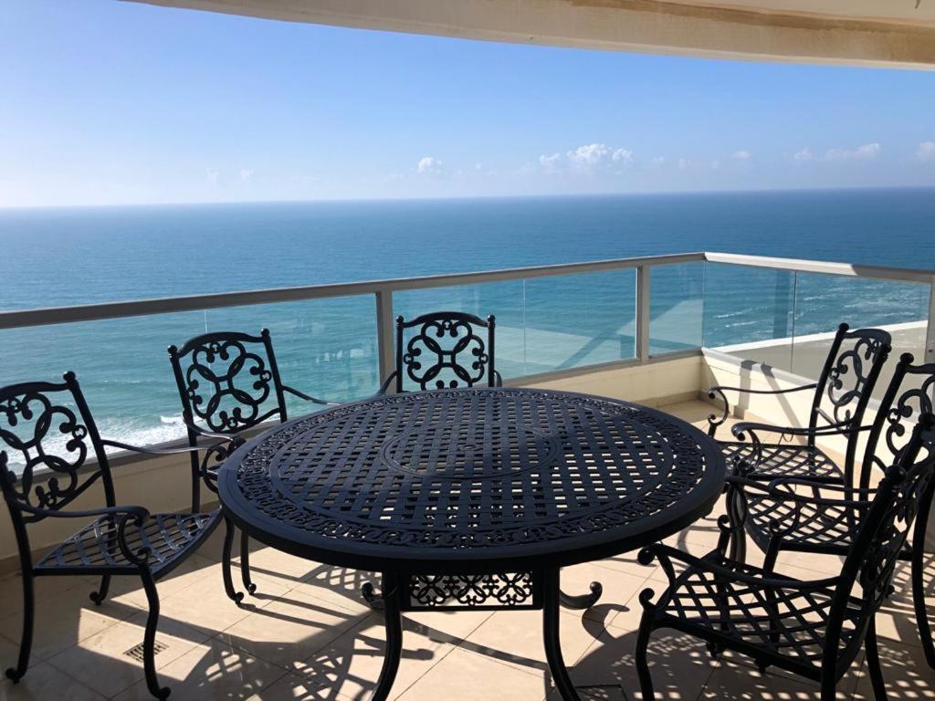 Sky Home Luxury Apartment With Sea View Bat Yam Exterior photo
